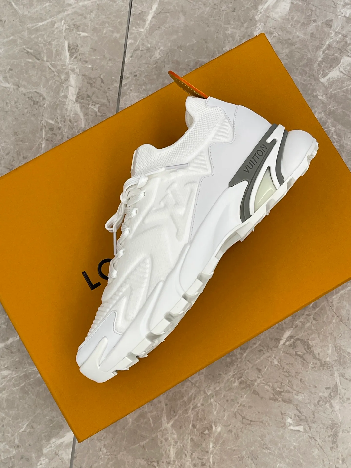 [L Home] Top P: 700💰 Size: 39-44 (customized at 38.45.46) LV Donkey Brand Louis Vuitton RUNNER TATIC new men's sneakers This LV Runner Tatic sneaker uses a whole piece of technical knitting to create an easy-to-take-off design, and then outlines the upper with cow leather trim. The LV logo on the side releases a dynamic atmosphere between the textures, the leather back strap is shaped like the handle fastener of the Louis Vuitton leather goods series, and the lightweight and wear-resistant two-tone rubber sole completes the whole. The toe and heel wrap details continue to provide comfortable fabric foot support, creating a stylish and stylish upper! Comes with full original packaging!
